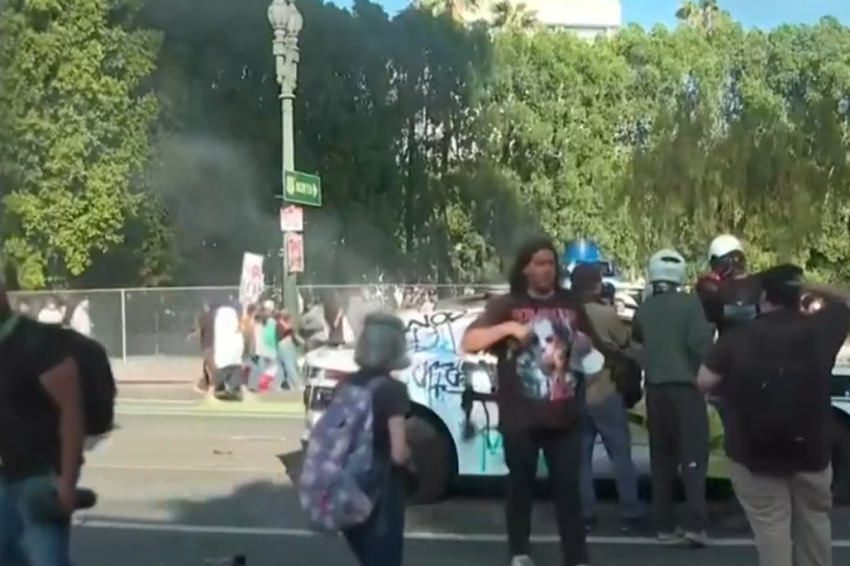 Protestos em Los Angeles: polícia inicia 'prisões em massa' após toque de recolher