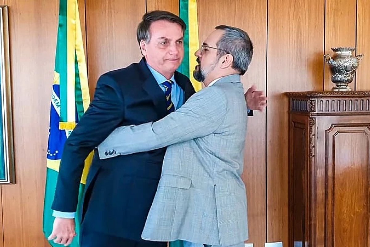 'Eu fui muito otário', reage Weintraub após Bolsonaro se referir como 'malucos' quem pede intervenção militar