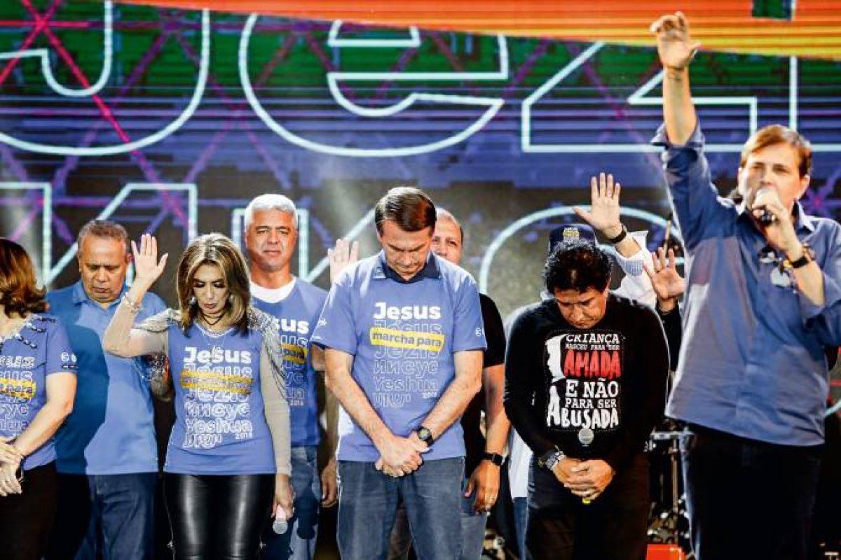 Bolsonaro participa de evento religioso neste feriado
