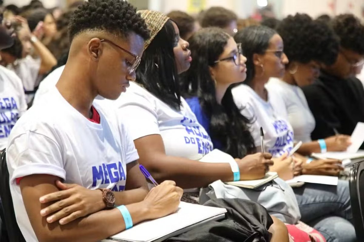 Iniciativa oferece mil vagas gratuitas em cursos preparatórios para o Enem, em Salvador; saiba como se inscrever