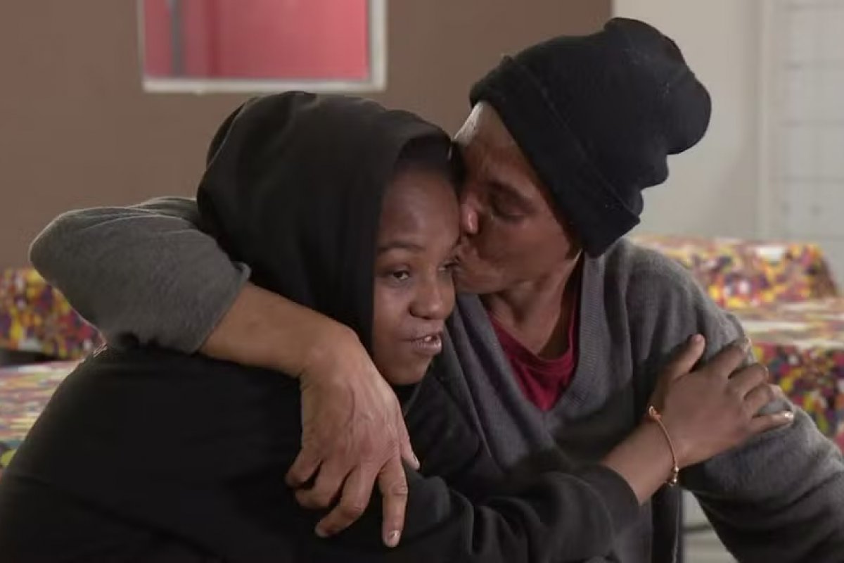 Mulheres em situação de rua viram amigas sem saberem que são mãe e filha separadas há 20 anos