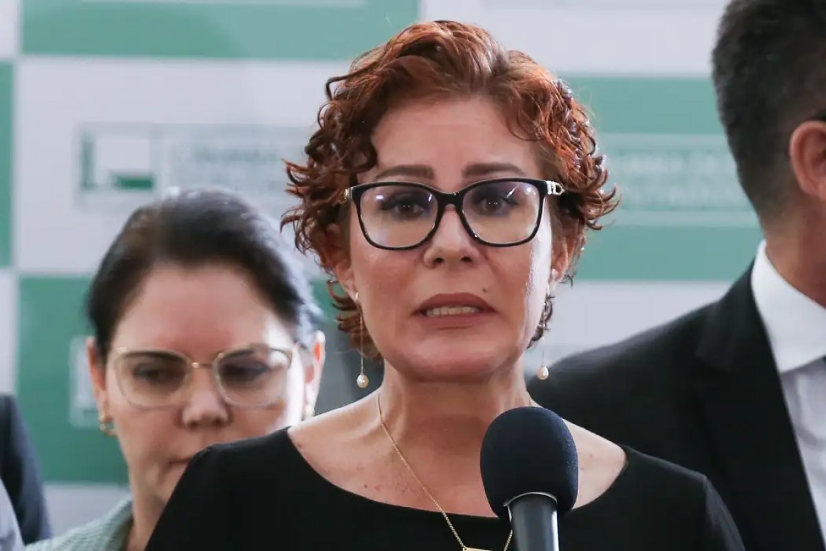 Hugo Motta bloqueia salários e verbas de Zambelli após determinação do STF