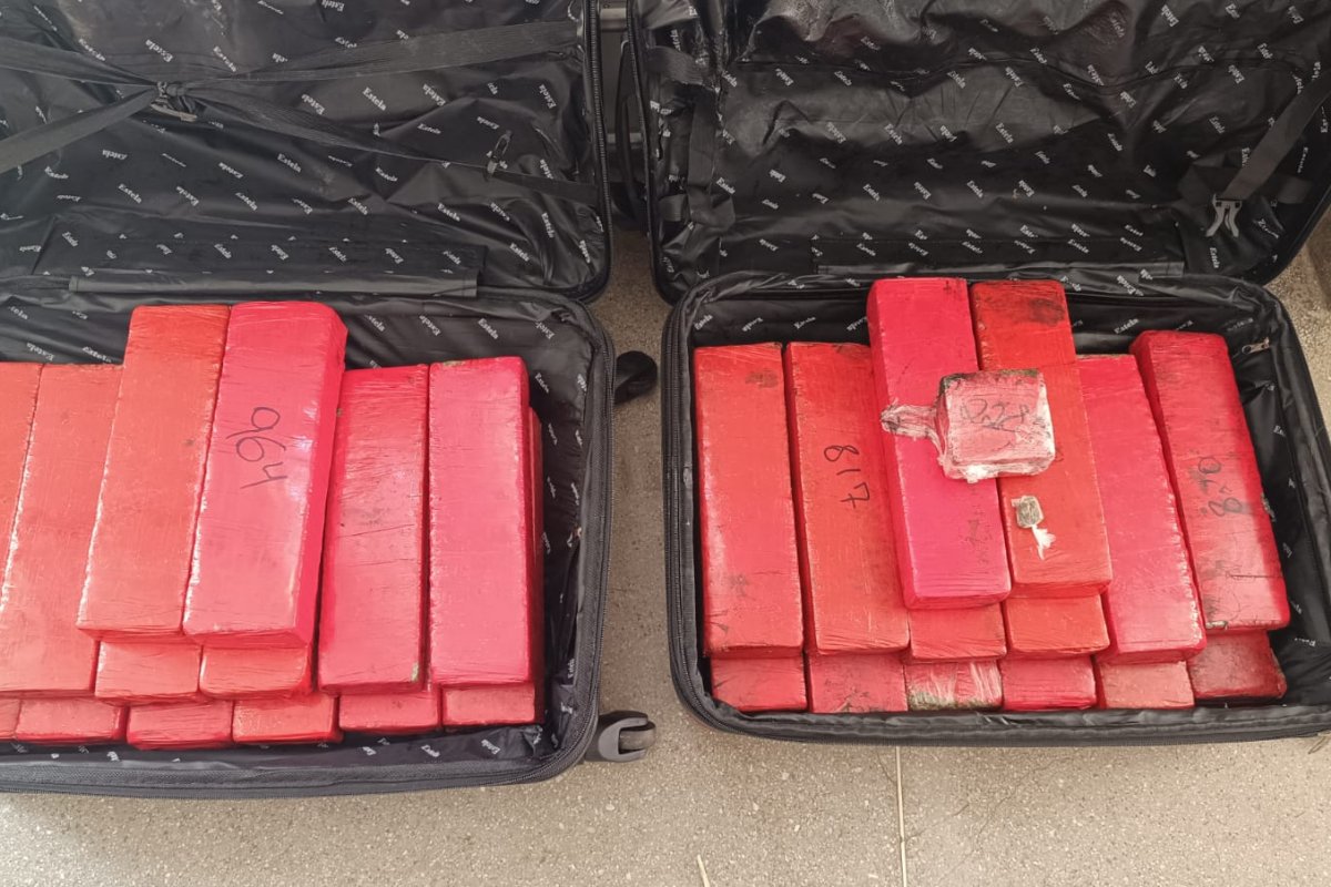 PM apreende 28 kg de maconha em ônibus com destino a Guanambi