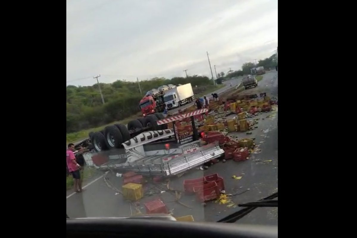 Mulher morre após acidente de caminhão em Feira de Santana