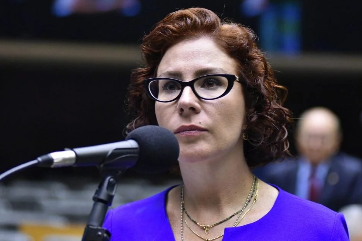 Carla Zambelli pode ser presa a qualquer momento, de acordo com embaixador brasileiro na Itália