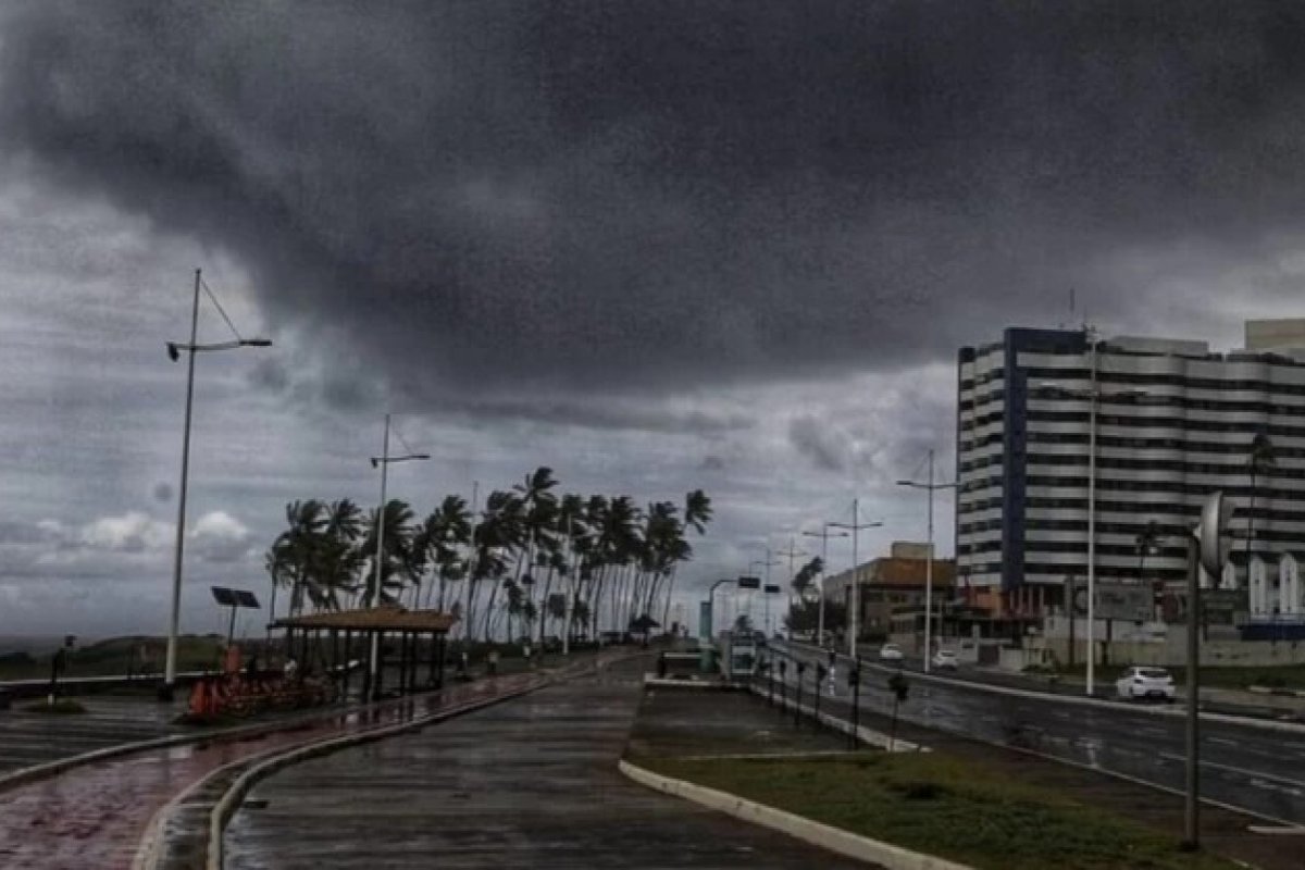 Chuva provoca transtornos em bairros de Salvador e suspensão de lanchas da travessia para Itaparica