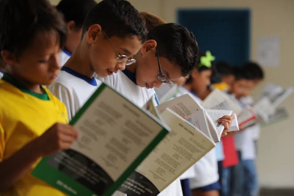 Governo Lula não garante dinheiro para comprar livros didáticos previstos para 2025