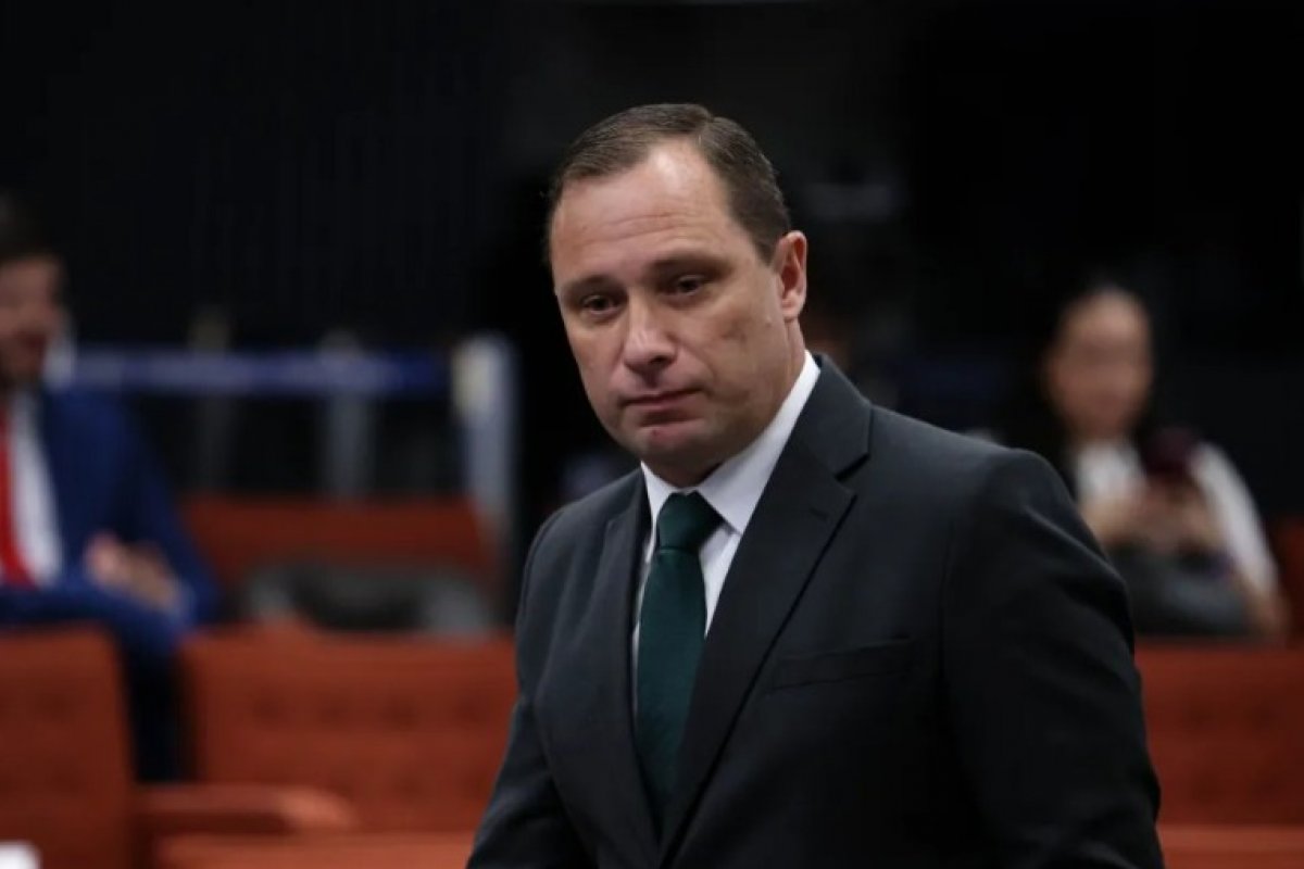 Mauro Cid é alvo da PF em investigação sobre tentativa de emissão de passaporte; defesa afirma que mandado de prisão foi revogado