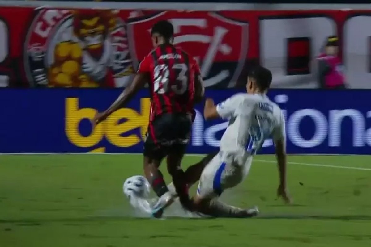 Médico do Vitória atualiza boletim médico do lateral Jamerson; reveja o lance