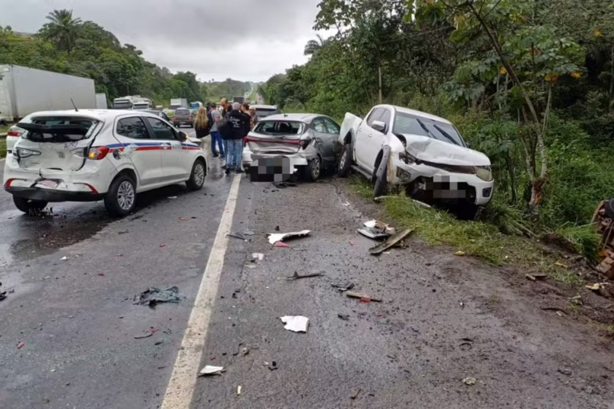 Engavetamento com oito veículos causa congestionamento na BR-324