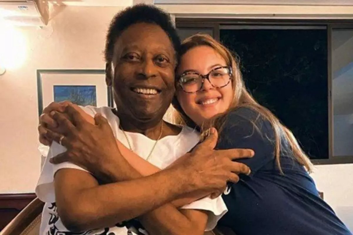 Pelé surge ao lado de fotógrafa após internação