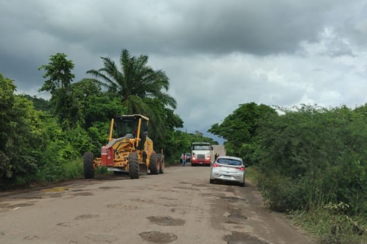 Governo da Bahia inicia recuperação de estrada vicinal em Teodoro Sampaio