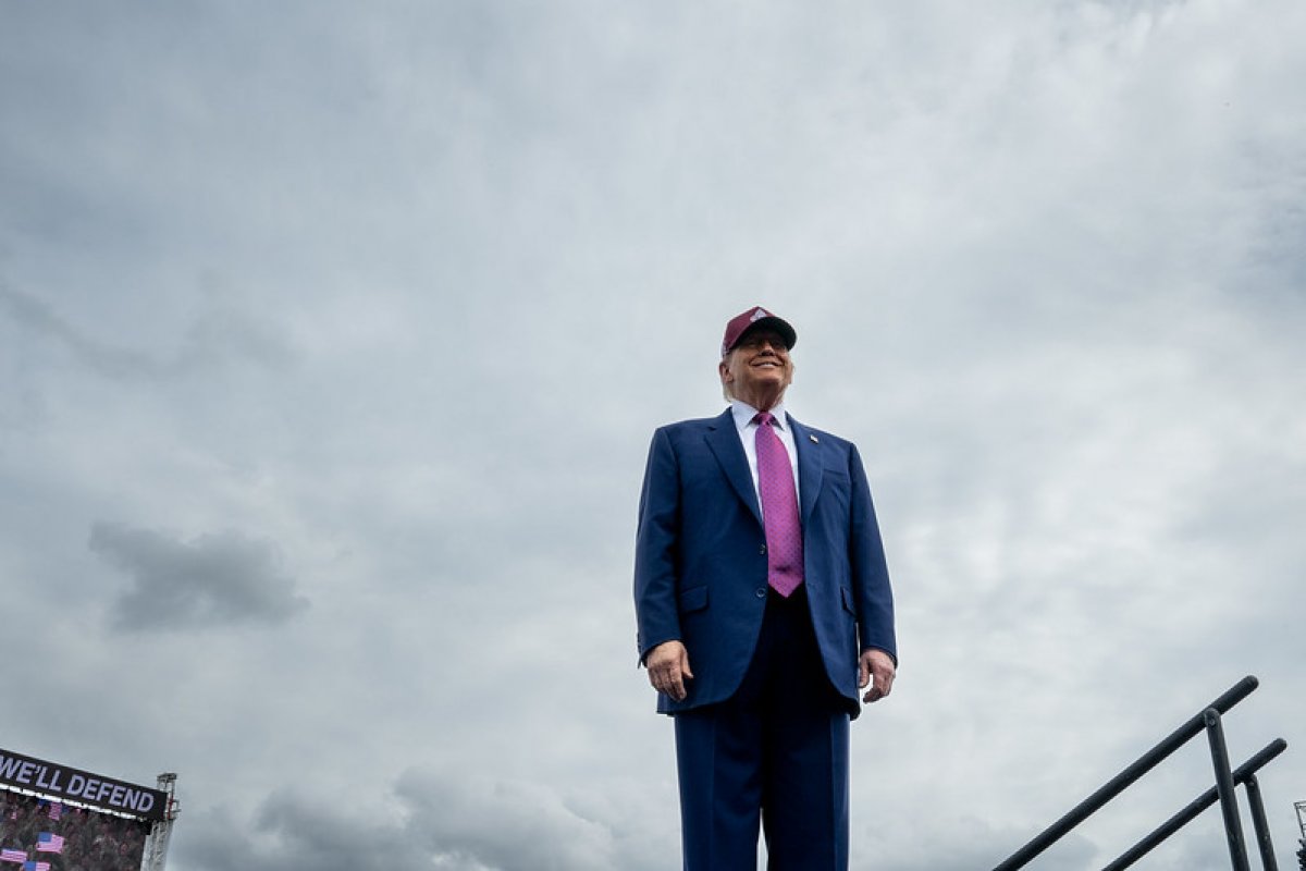 Trump faz 79 anos e participa de desfile militar em meio a protestos nos EUA