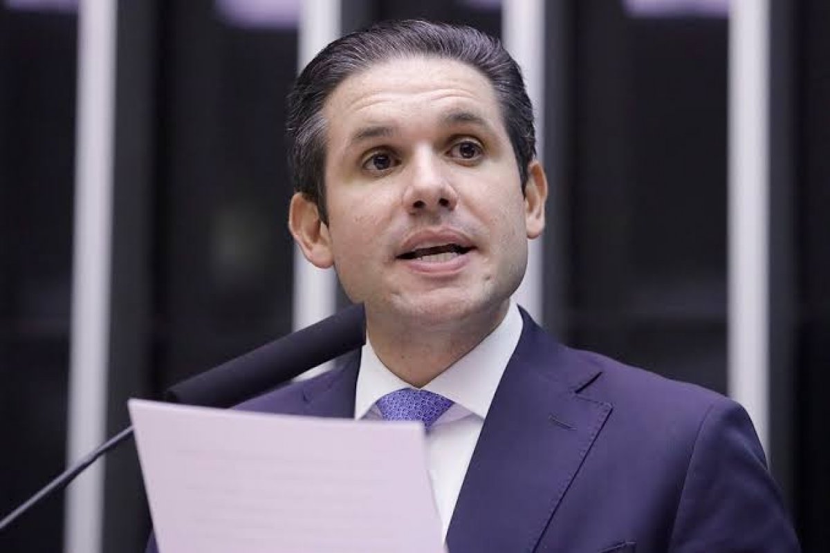 Hugo Motta cede a pressão de deputados e amplia conflito com governo Lula e STF após lua de mel