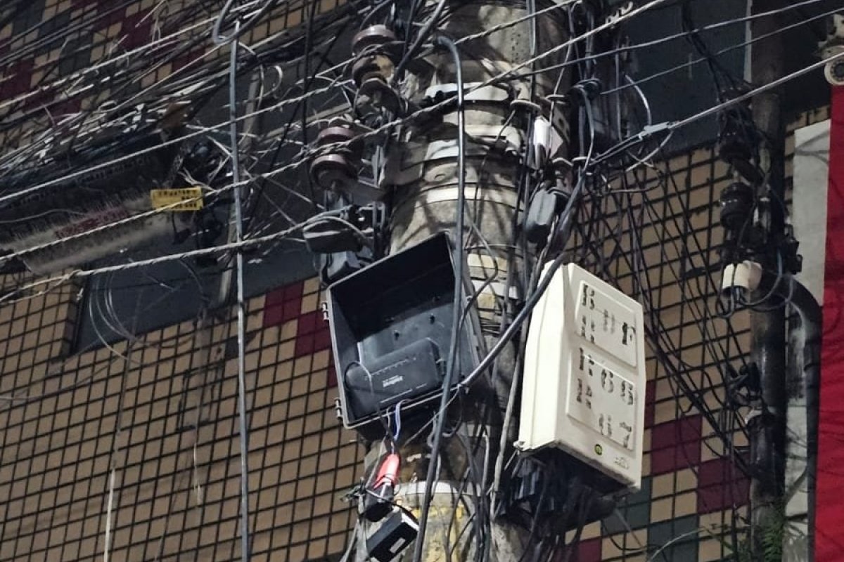 Polícia Militar apreende câmera clandestina instalada em poste em bairro de Salvador