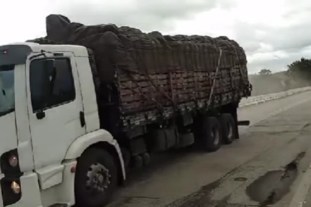Vídeo: Caminhoneiros furam bloqueio do DNIT na Bahia e atravessam ponte sobre o rio Jequitinhonha