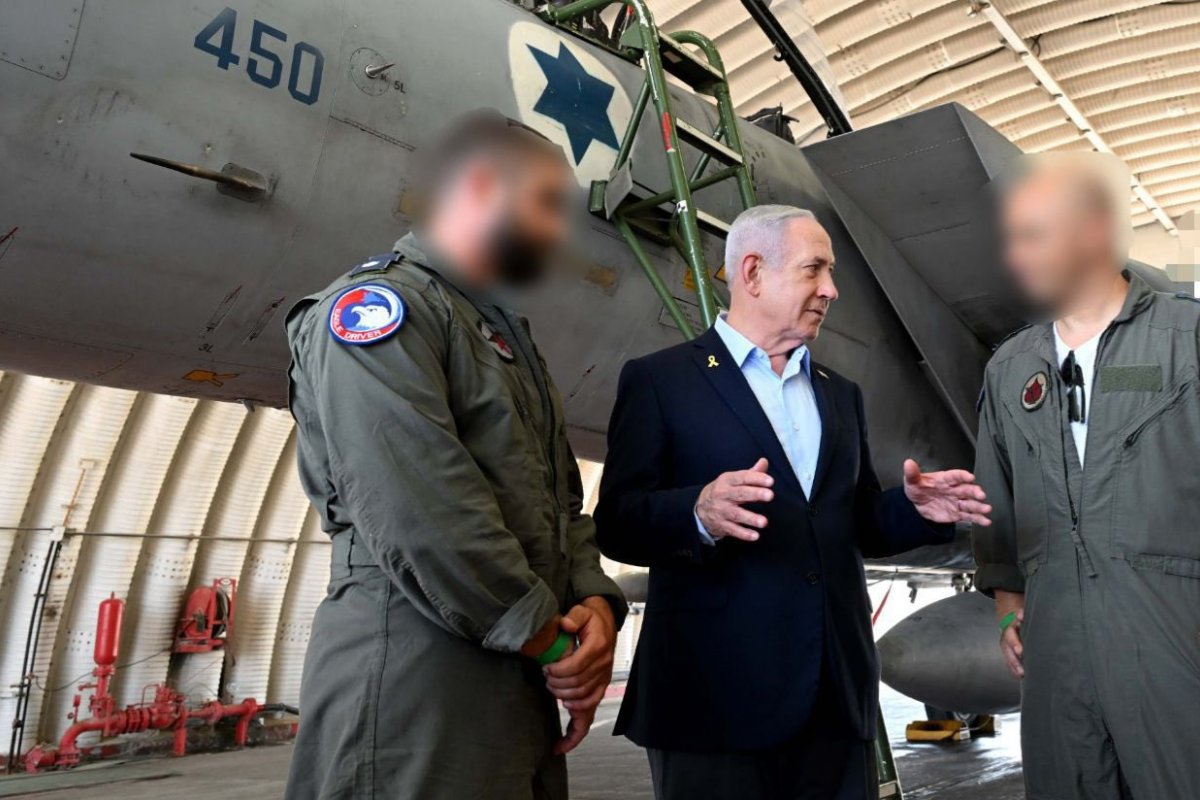 Em foto com militares, Netanyahu diz que Israel está no "controle" do espaço aéreo de Teerã