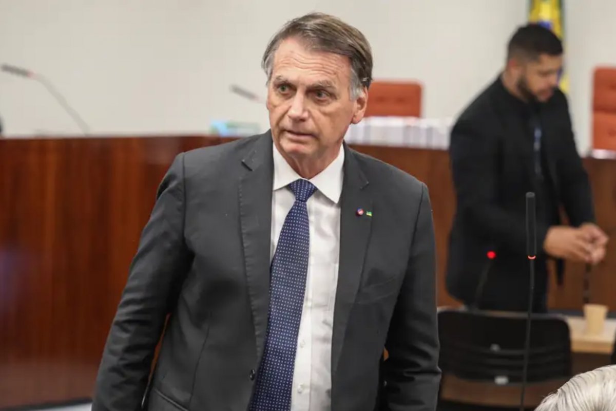 Integrantes do governo Lula avaliam que, caso condenado, Bolsonaro irá para prisão domiciliar, diz coluna