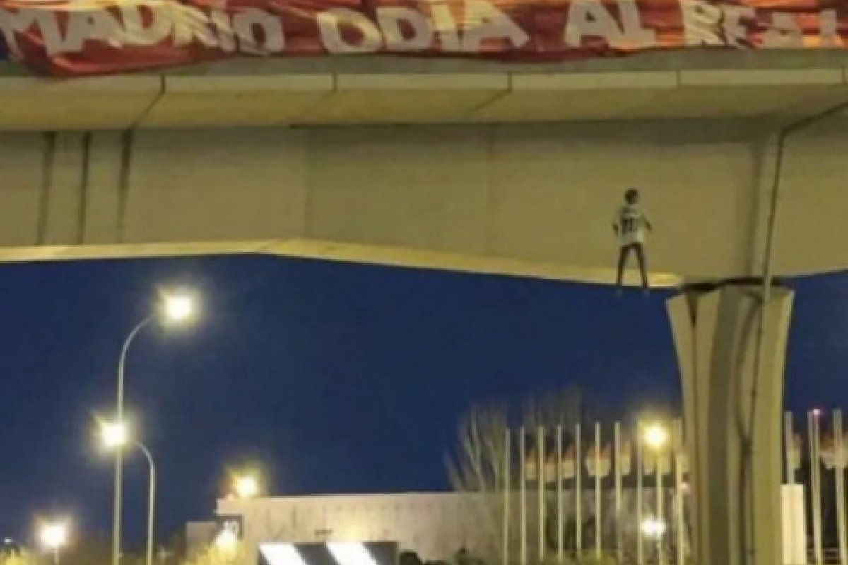 Justiça espanhola condena quatro por ato racista contra Vinicius Jr. com boneco "enforcado"