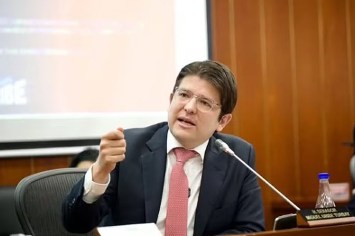 Pré-candidato à presidência da Colômbia passa por cirurgia após hemorragia cerebral