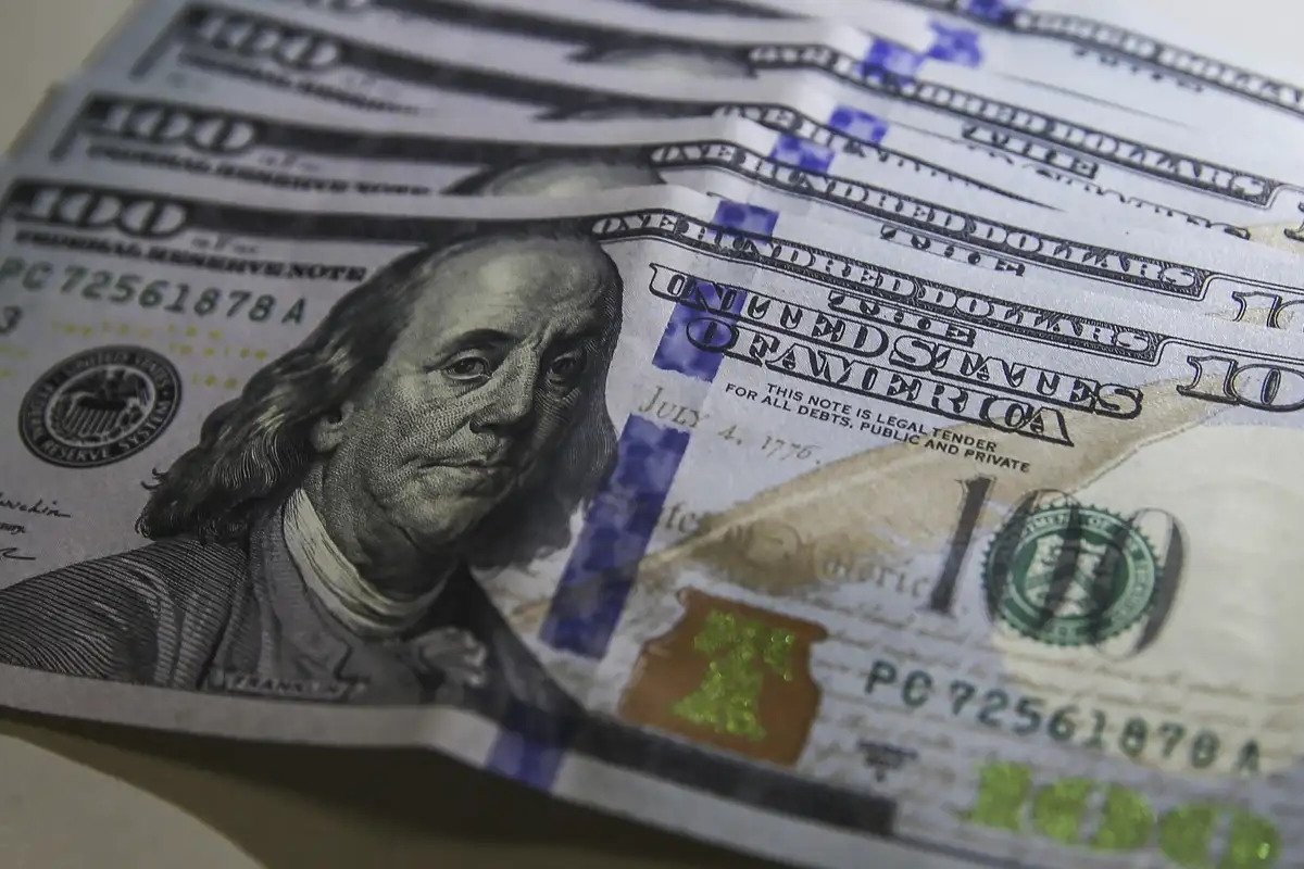 Dólar fecha abaixo de R$ 5,50 pela 1ª vez desde outubro