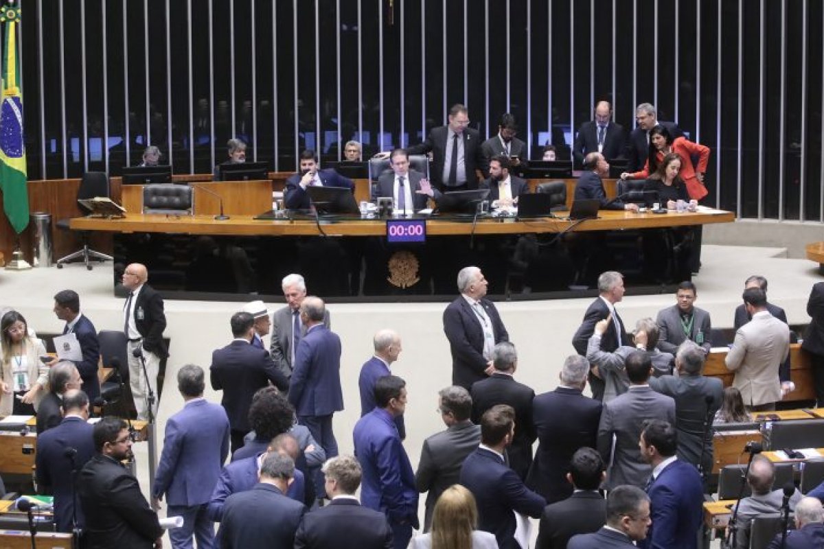 Com 346 votos favoráveis, Câmara aprova urgência de projeto que susta decreto do IOF
