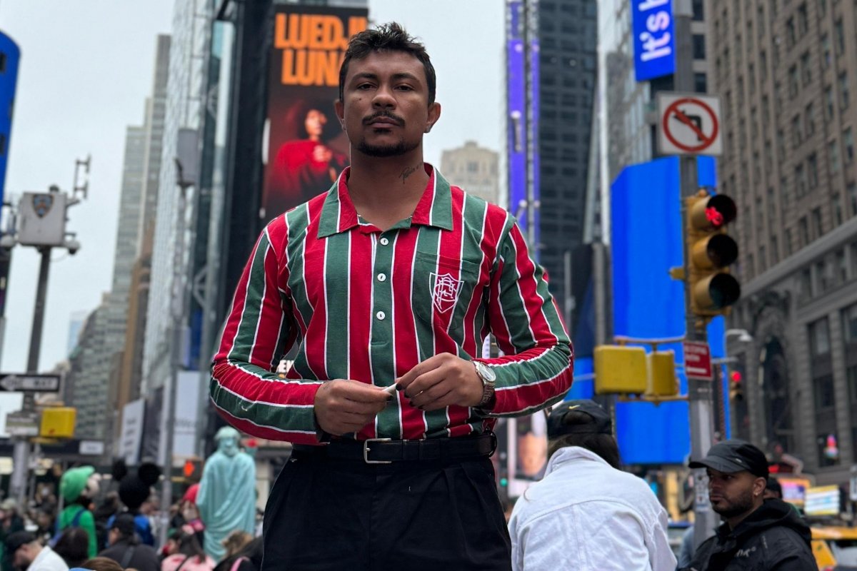 Xamã cruza o continente e desembarca nos EUA para apoiar o Fluminense! 