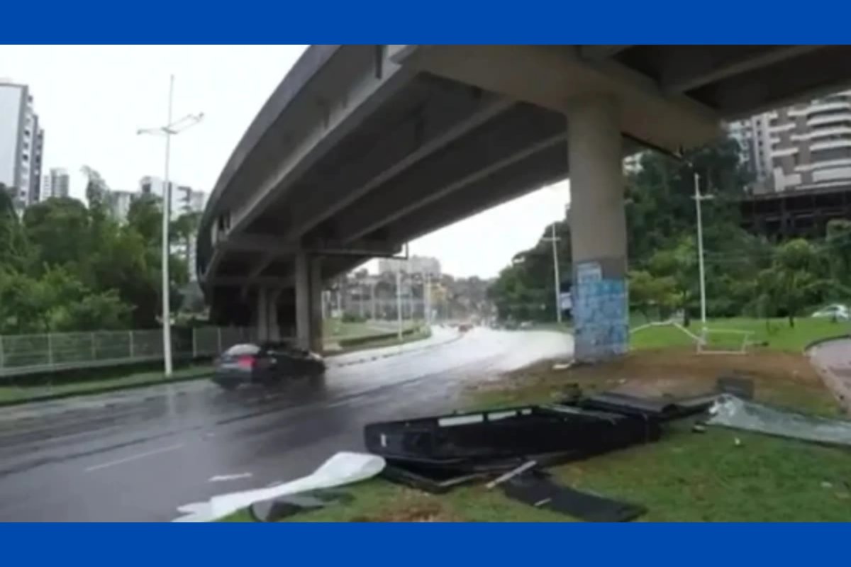 Jovem morre após bater carro em poste na Avenida ACM, em Salvador