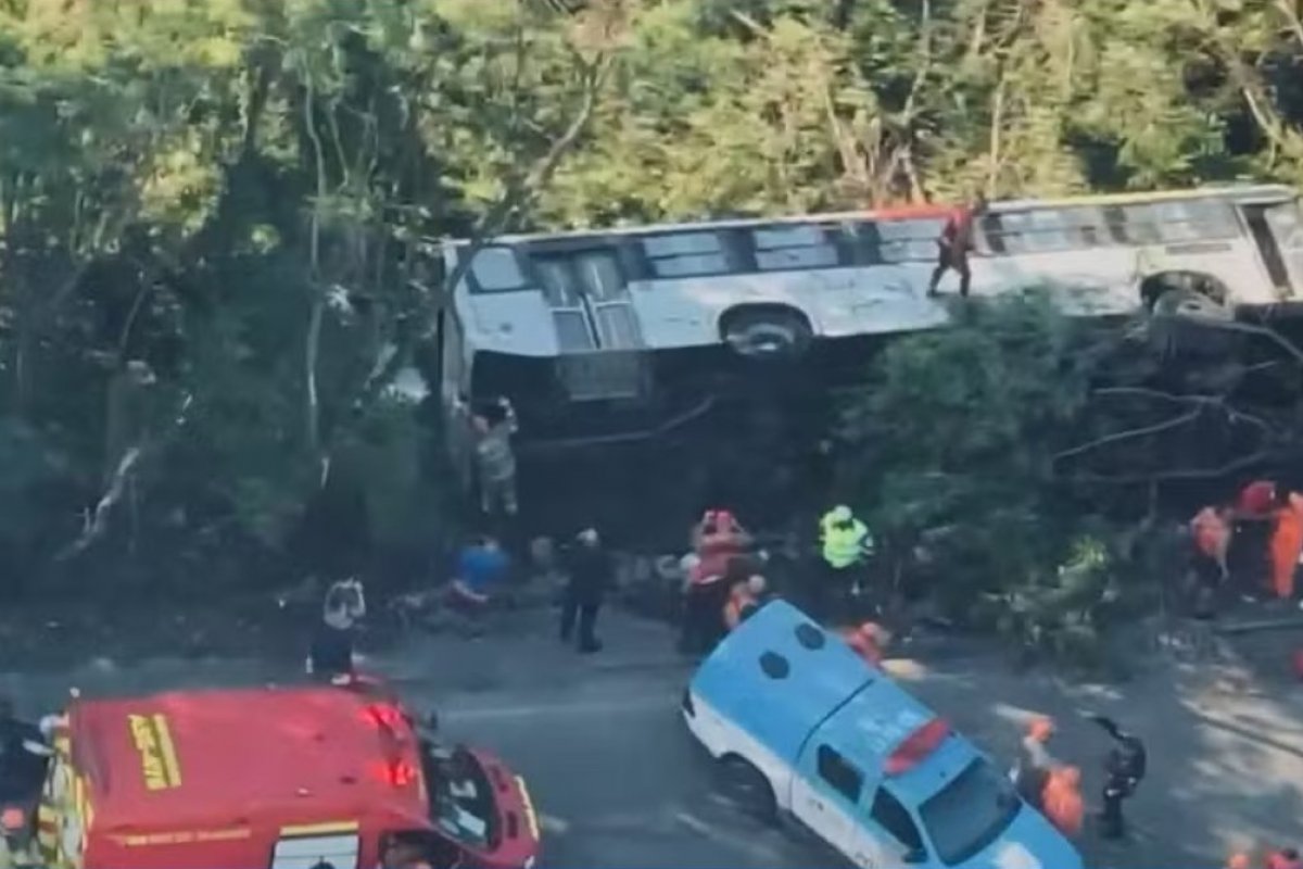 Vídeo: mais de 40 pessoas ficam feridas após ônibus do transporte público do RJ cair em canal