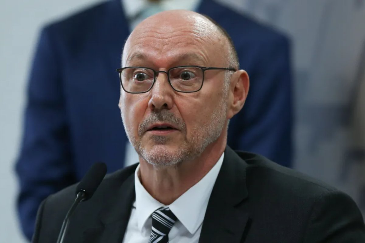 Servidores da Abin solicitam saída de diretor-geral indiciado pela PF