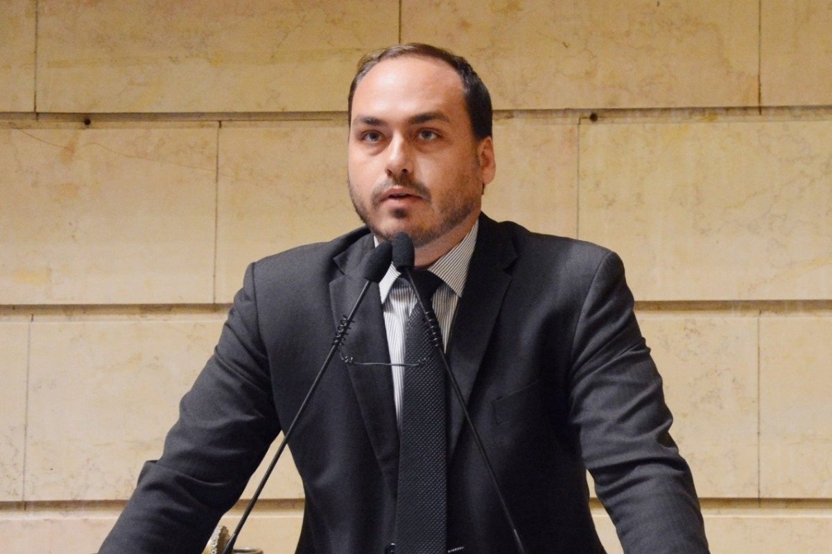 Após indiciamento no caso da "Abin Paralela", Carlos Bolsonaro chama Polícia Federal de "PF do Lula"