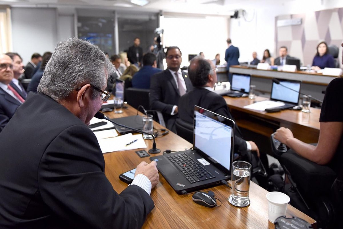 Angelo Coronel quer acesso ao servidor do aplicativo "Telegram"