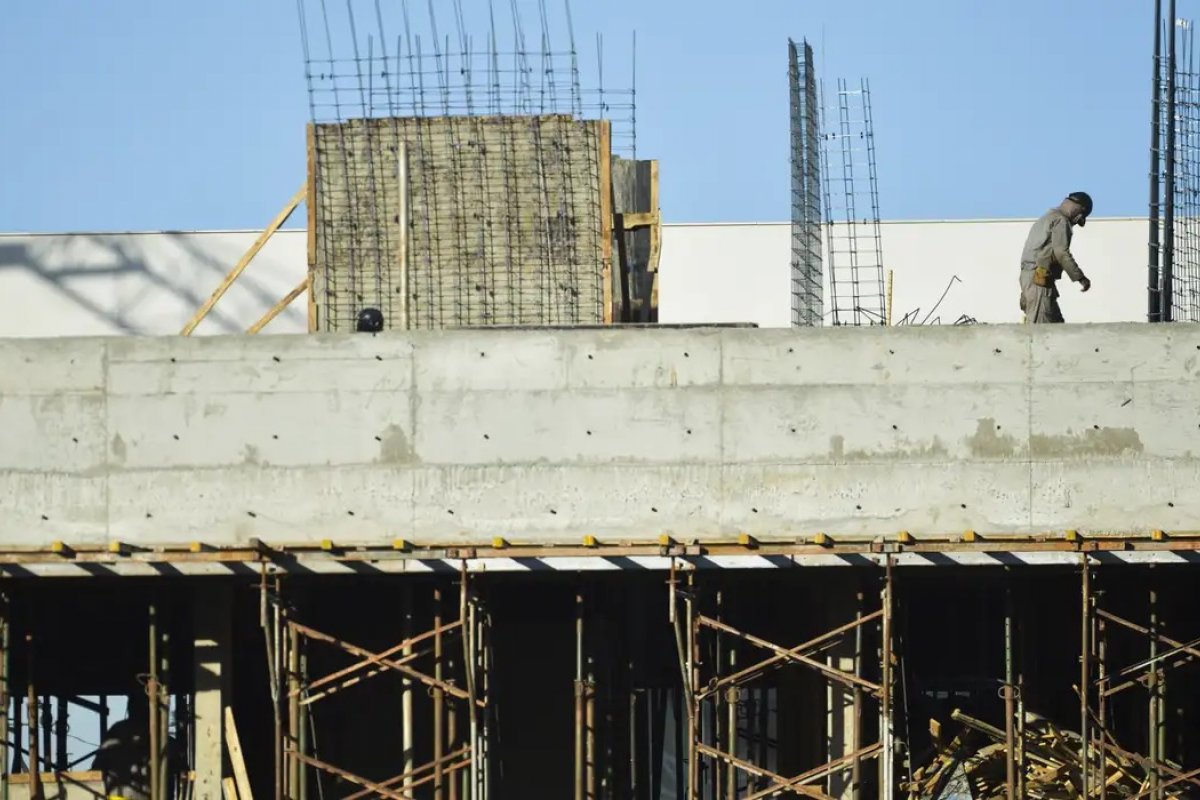 Obras públicas paralisadas no Brasil já são metade dos contratos vigentes, aponta TCU