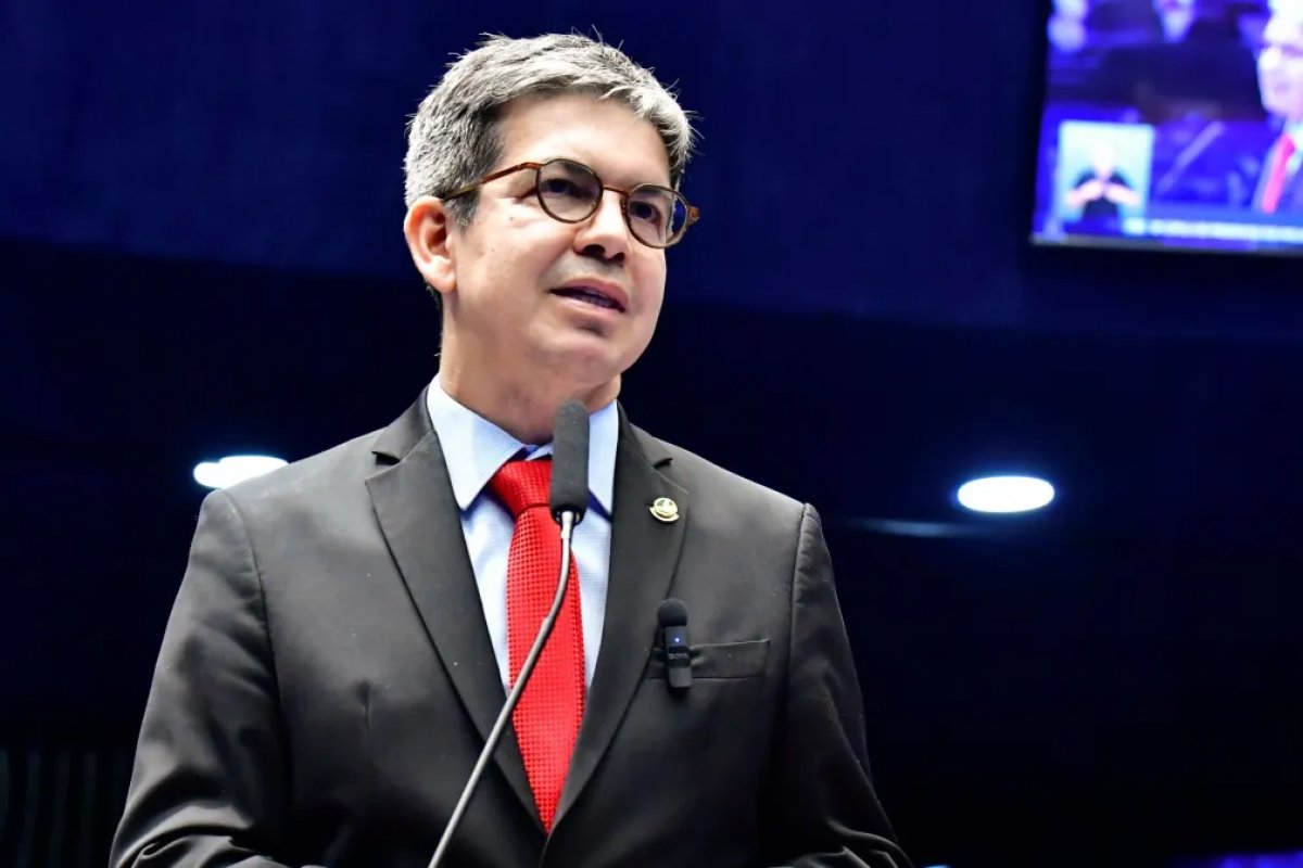 Governo Lula pretende editar MP para evitar possíveis aumentos na conta de luz, diz Randolfe