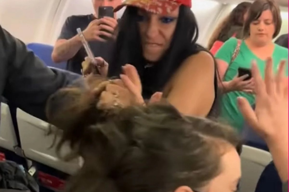Vídeo: Passageira norte-americana agride brasileira em voo internacional