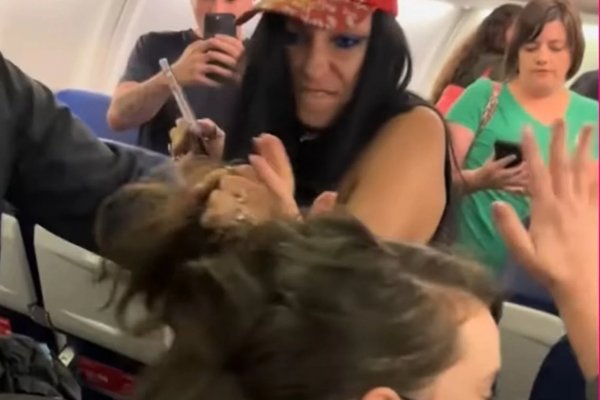 [Vídeo: Passageira norte-americana agride brasileira em voo internacional]