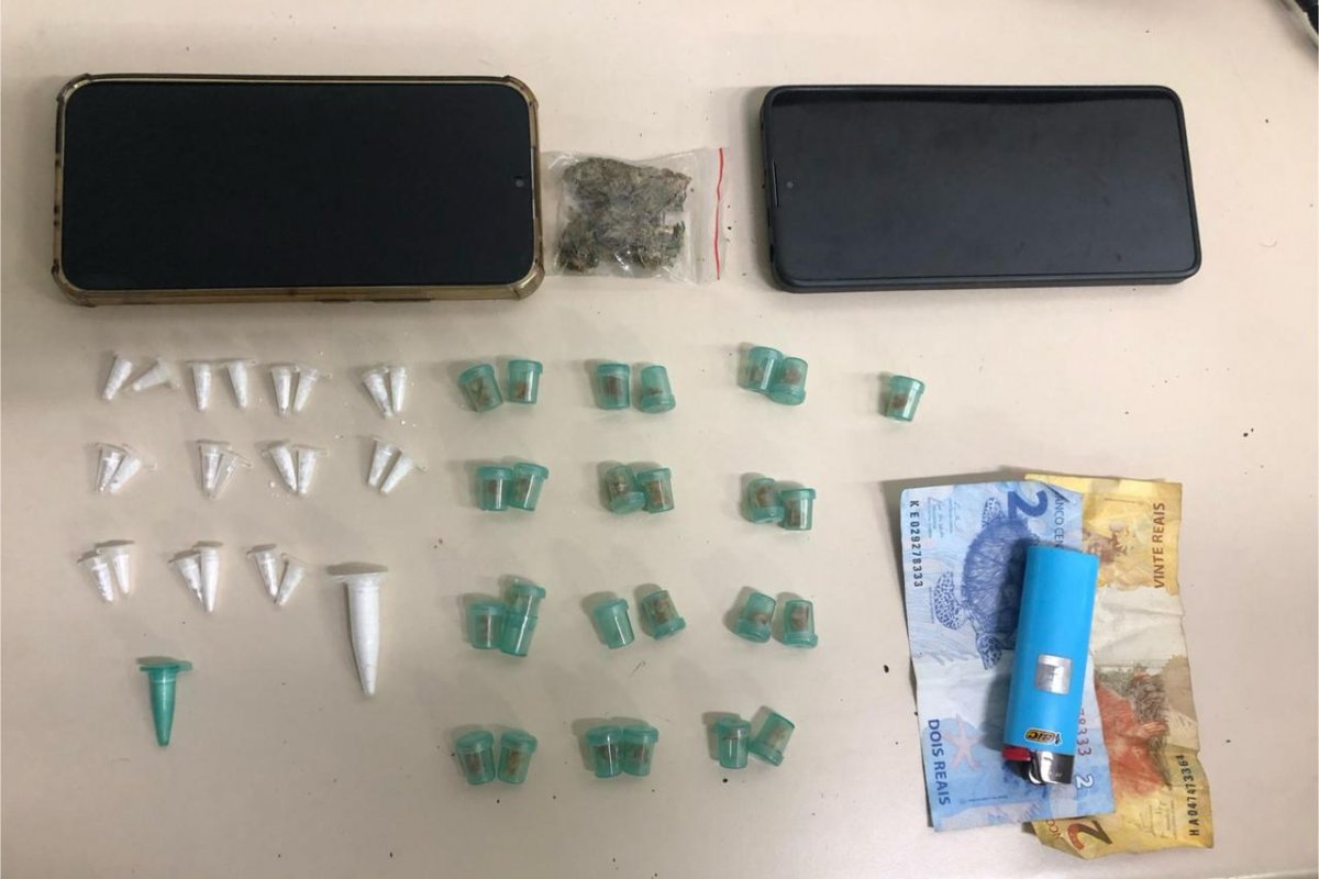 Dois homens são presos pela Polícia Militar em Salvador sob suspeita de tráfico de drogas