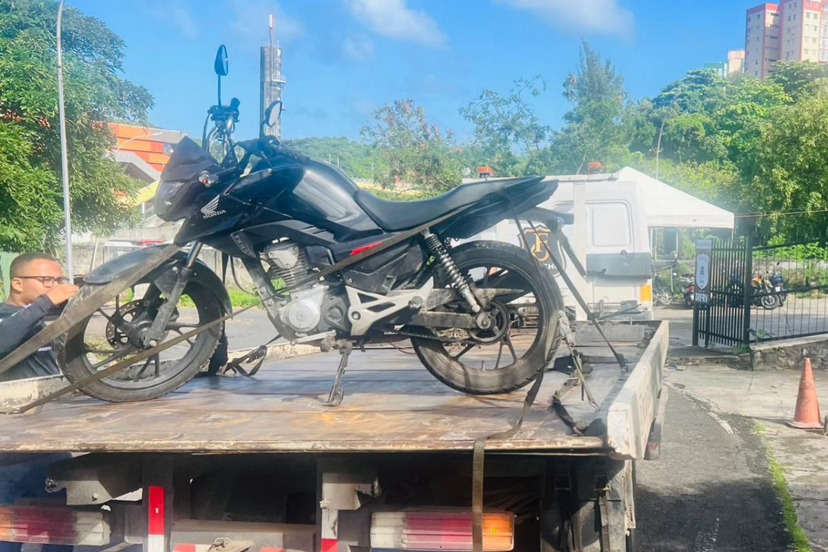 Polícia Militar recupera moto roubada na Avenida Afrânio Peixoto
