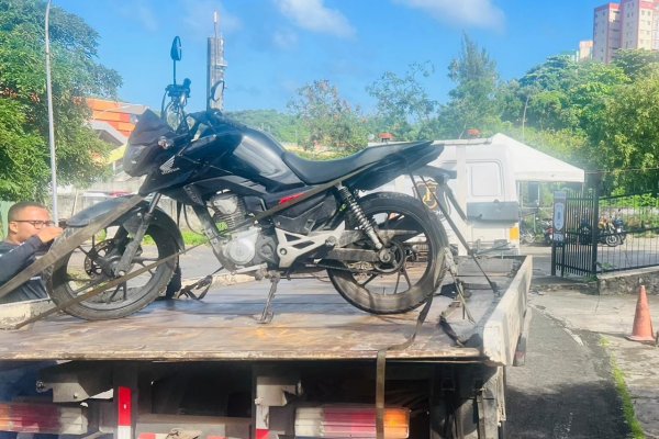 [Polícia Militar recupera moto roubada na Avenida Afrânio Peixoto]
