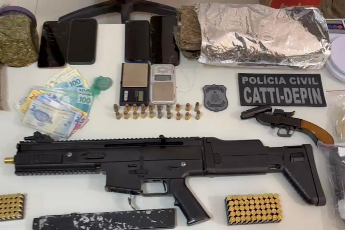 Mulher é presa com submetralhadora, revólver e drogas pelas Polícias Civil e Militar