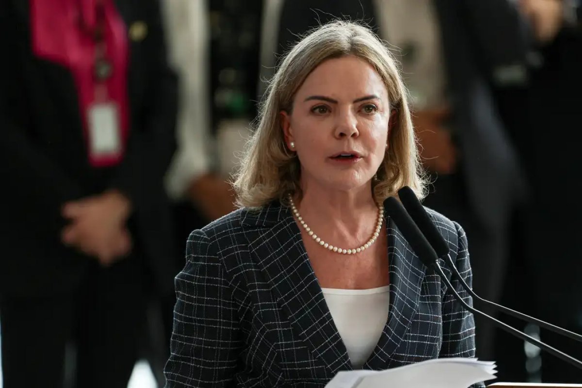 'É incompreensível', diz Gleisi Hoffmann ao criticar aumento da Selic para 15% ao ano