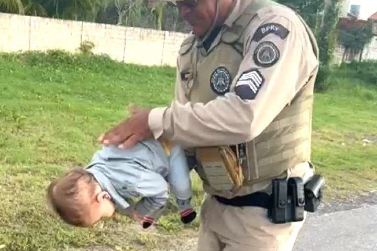 Policiais militares salvam bebê engasgado que estava sem respirar