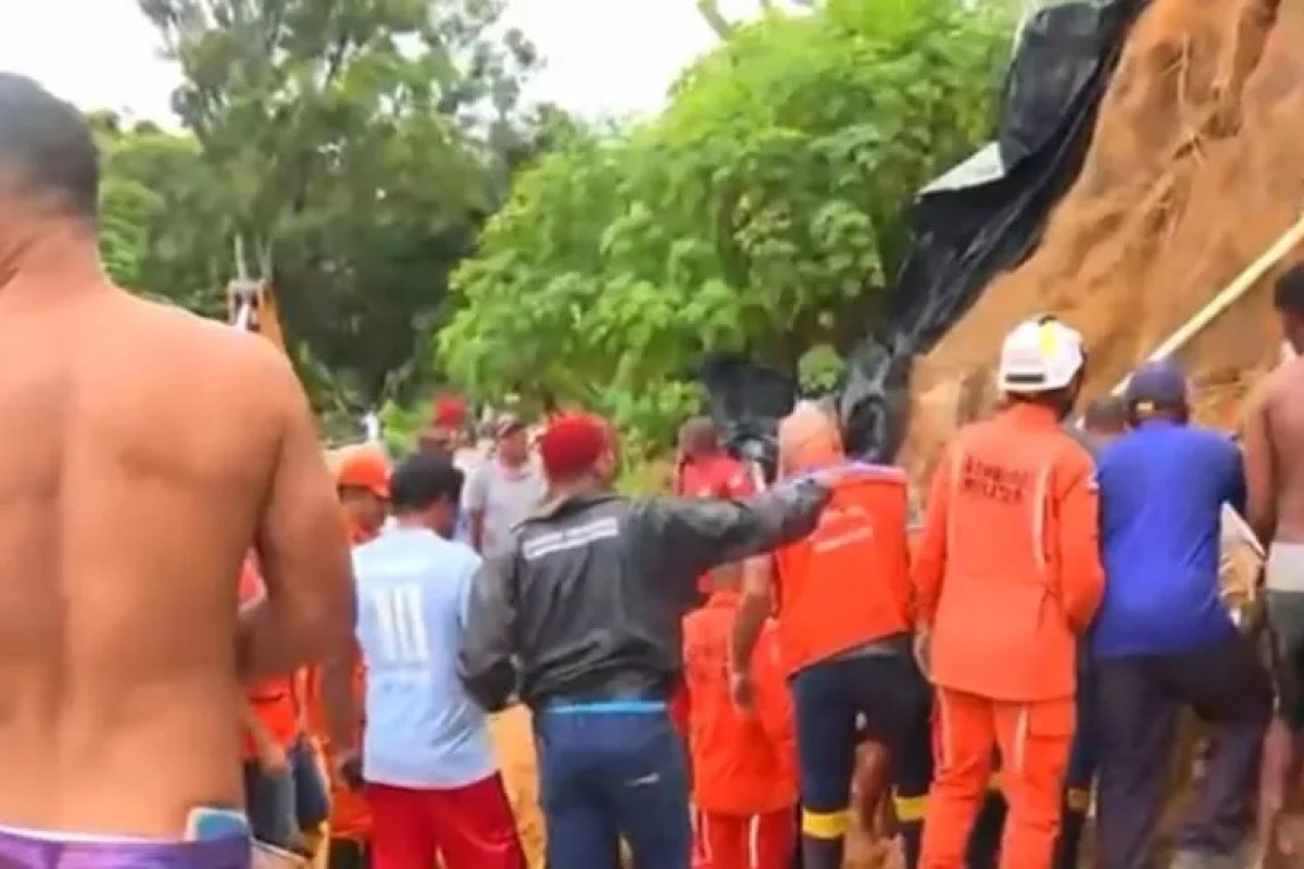 Homem é resgatado com vida após desabamento de imóvel em Simões Filho