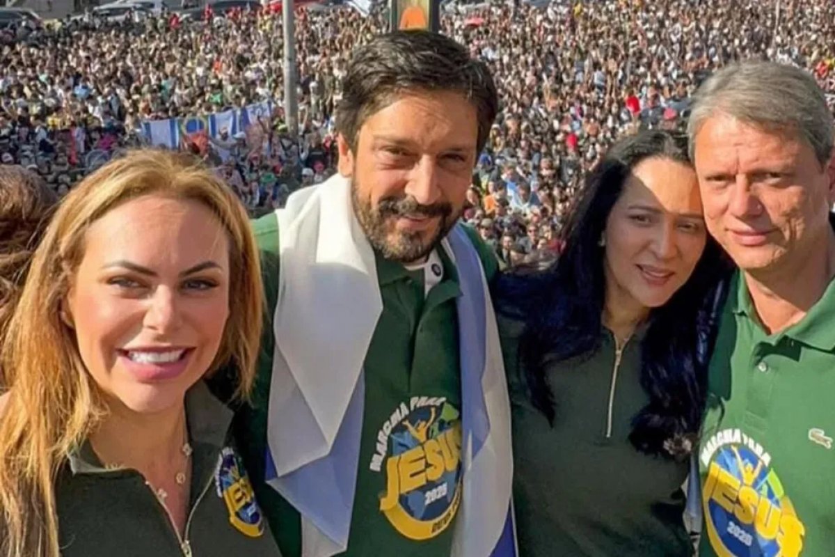 Tarcísio participa da Marcha para Jesus com bandeira de Israel e canta louvor no trio