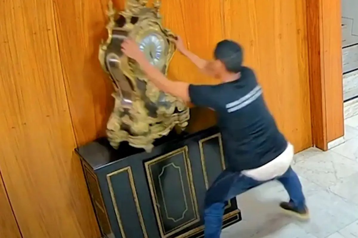 Justiça solta homem que destruiu relógio do século 17 em atos criminosos de 2023