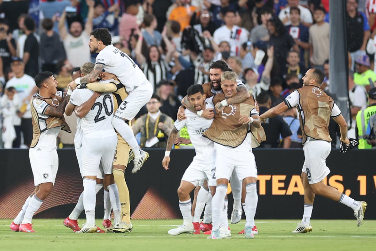 Botafogo aproveita chance e conquista enorme vitória sobre o Paris Saint-Germain