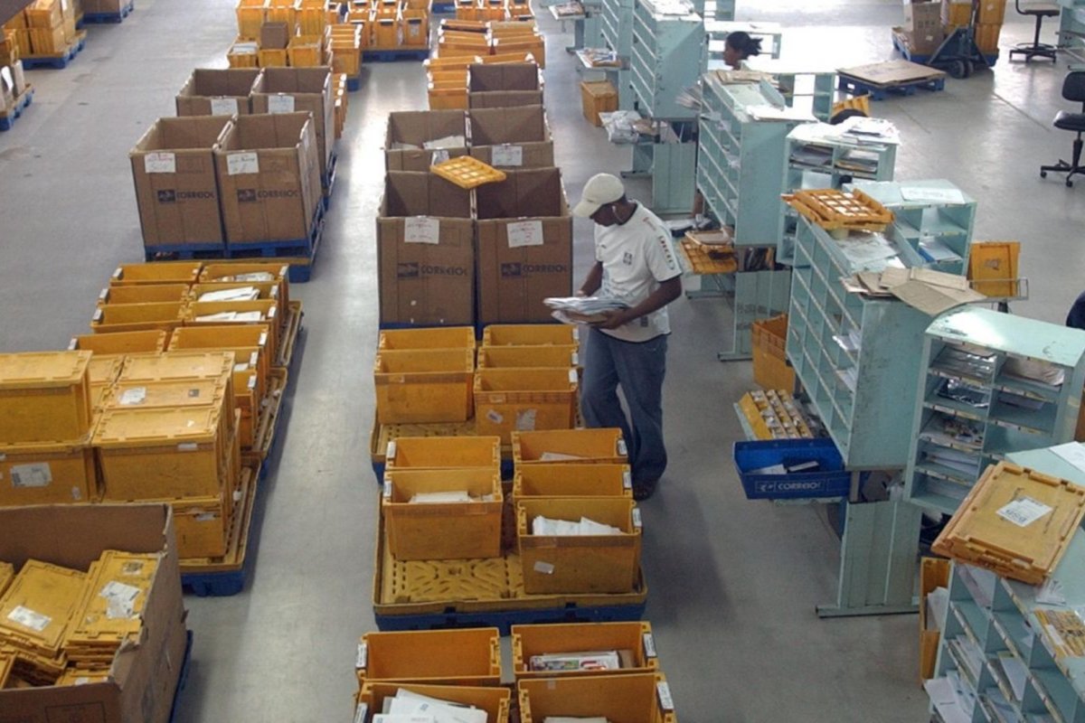 Gastos de brasileiros com encomendas internacionais batem recorde e chegam a R$ 15 bilhões em 2024