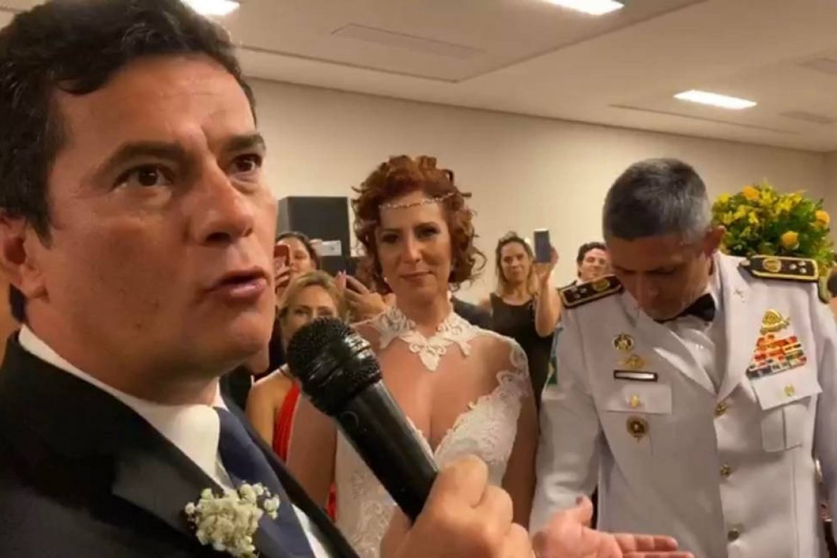 Bolsonaro falta e Moro dança música francesa em casamento de deputada do PSL; confira o vídeo