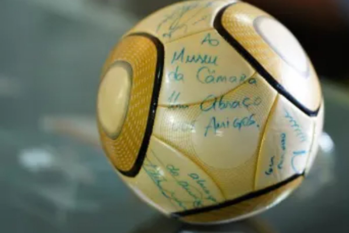 Moraes vota a favor da condenação de réu que furtou bola autografada por Neymar no 8/1