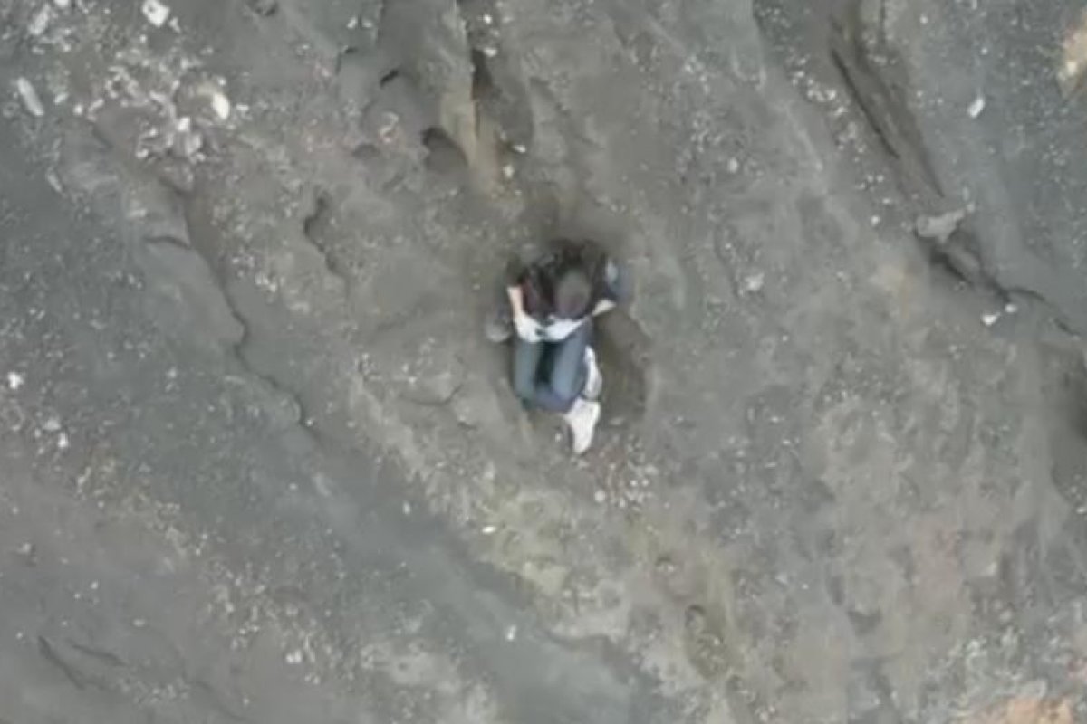 Vídeo: Brasileira cai durante trilha em vulcão na Indonésia e aguarda resgate há 12 horas